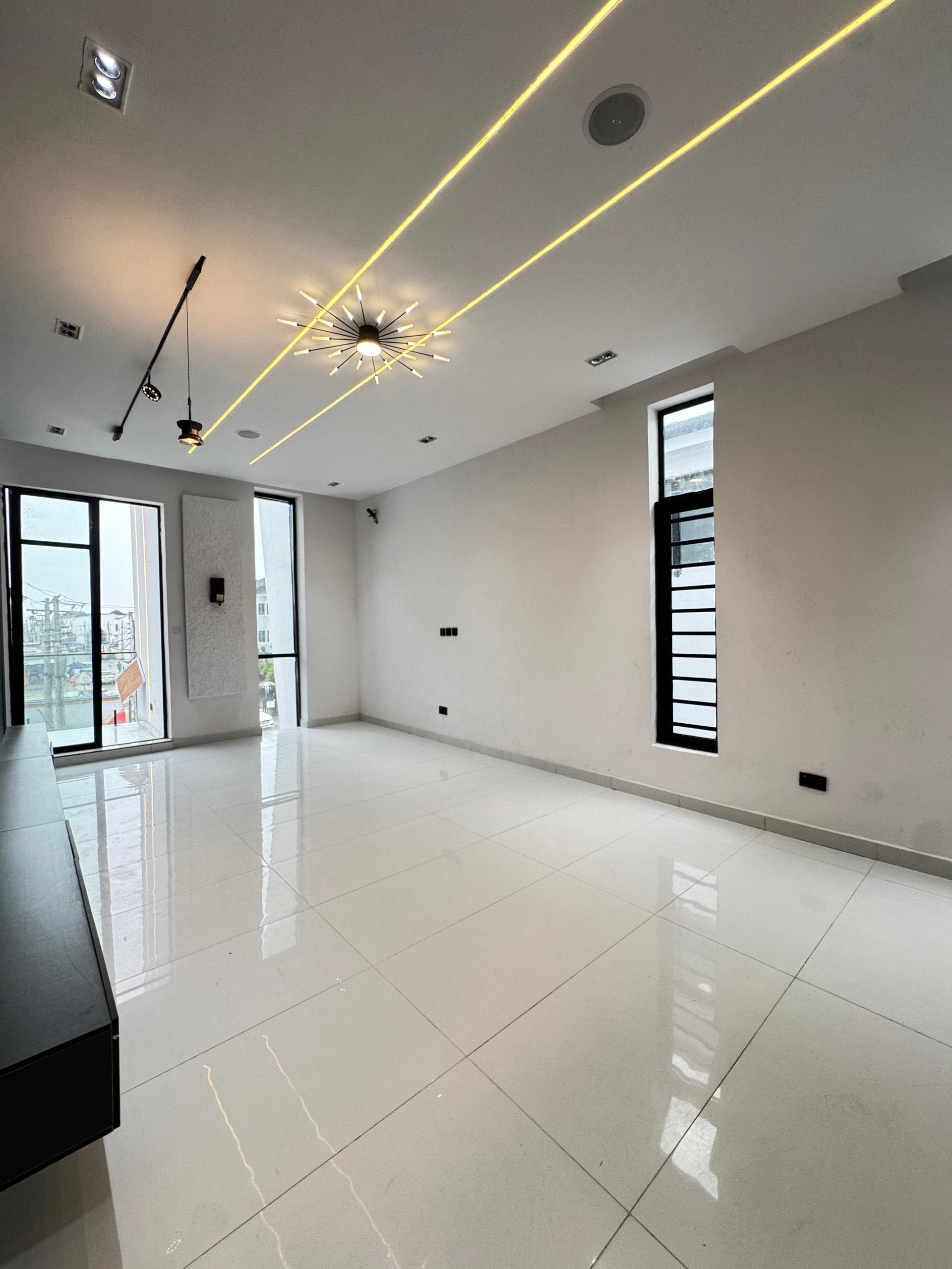 5 bedroom fully detached duplex with C of O title  - Image 3